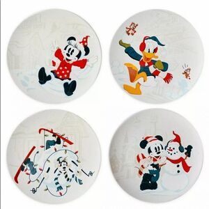 Disney Parks Walt’s Holiday Lodge Mickey and Friends Christmas Plates (4) NWT